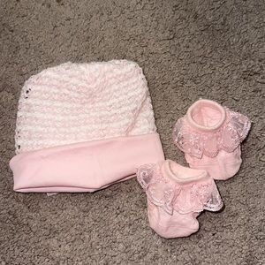 🏷️ 5 for $25 🏷️ Newborn hat (Kissy kissy), socks (Little Me), ruffle socks